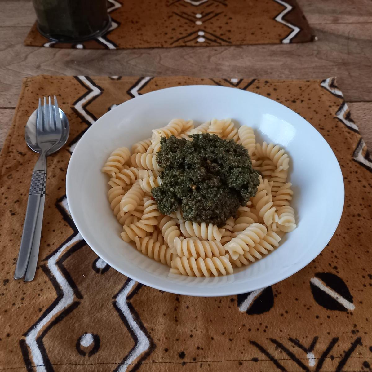 Nudeln mit Möhrengrünpesto